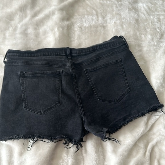 OLD NAVY BOYFRIEND BLACK DISTRESSED DENIM CUTOFF SHORTS. SIZE 16 - Picture 4 of 4